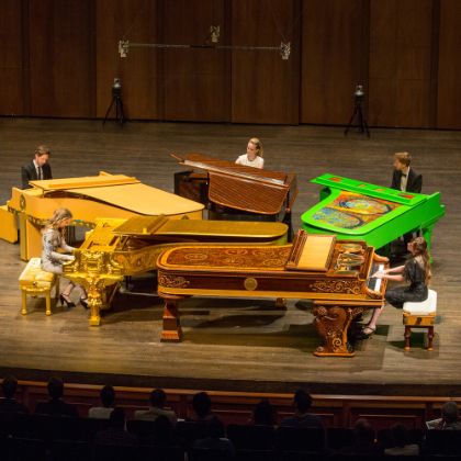 https://www.steinway.com/news/news-clippings/5-browns-for-5-art-case-steinways